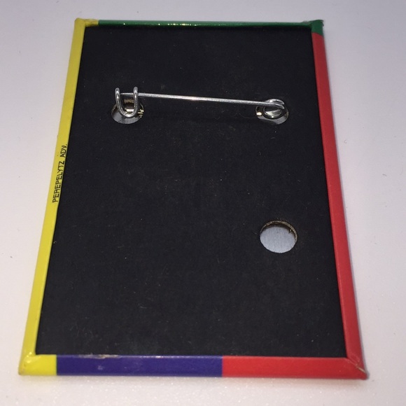 OLG Ontario 1975-1993 A Five Billion Dollar Winner! Pin Button Advertising Promo - Picture 3 of 7